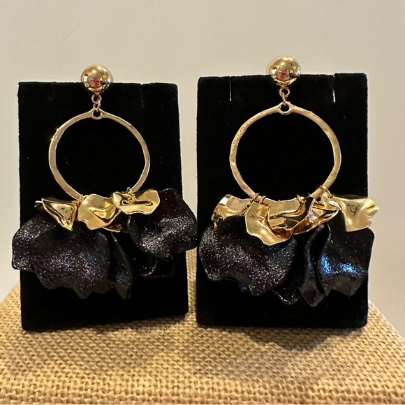 NWT Daisy Fuentes Earrings- shiny gold tone with black acrylic sparkly petals - Picture 9 of 15